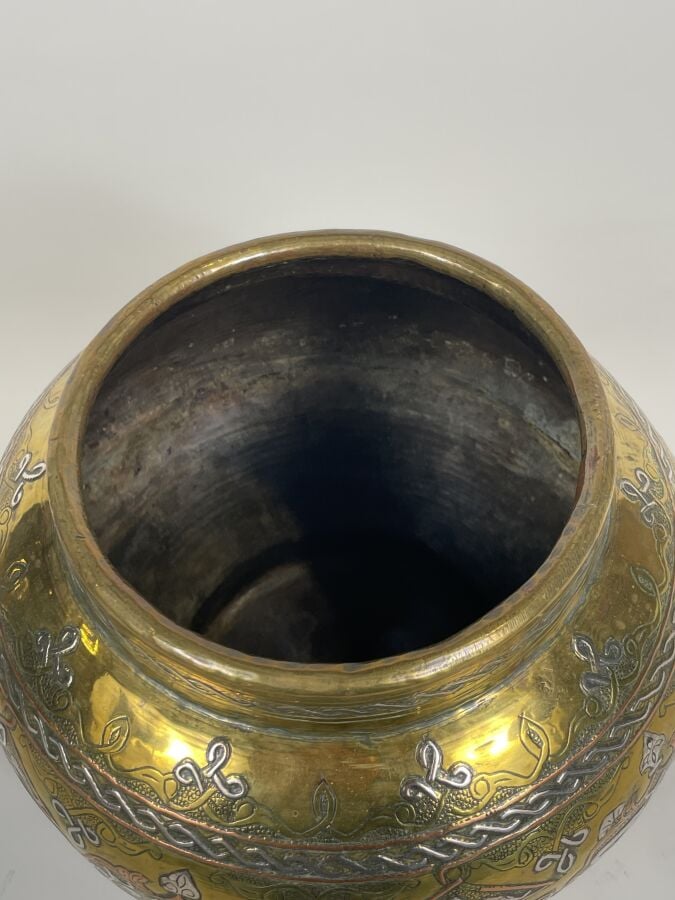 Lot de 3 cuivres Moyen-Orient - - Vase à décor calligraphique. Hauteur : 16,5 c…