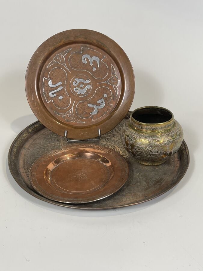 Lot de 3 plateaux en cuivre à décor gravé de fleurs et un vase en laiton à déco…
