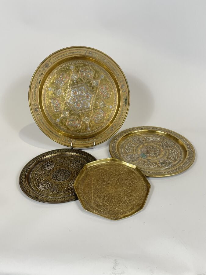 Lot de 3 plateaux en cuivre à décor gravé de fleurs et un vase en laiton à déco…