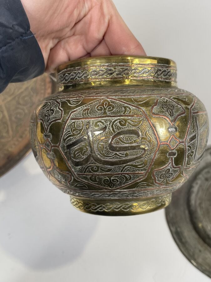 Lot de 3 plateaux en cuivre à décor gravé de fleurs et un vase en laiton à déco…