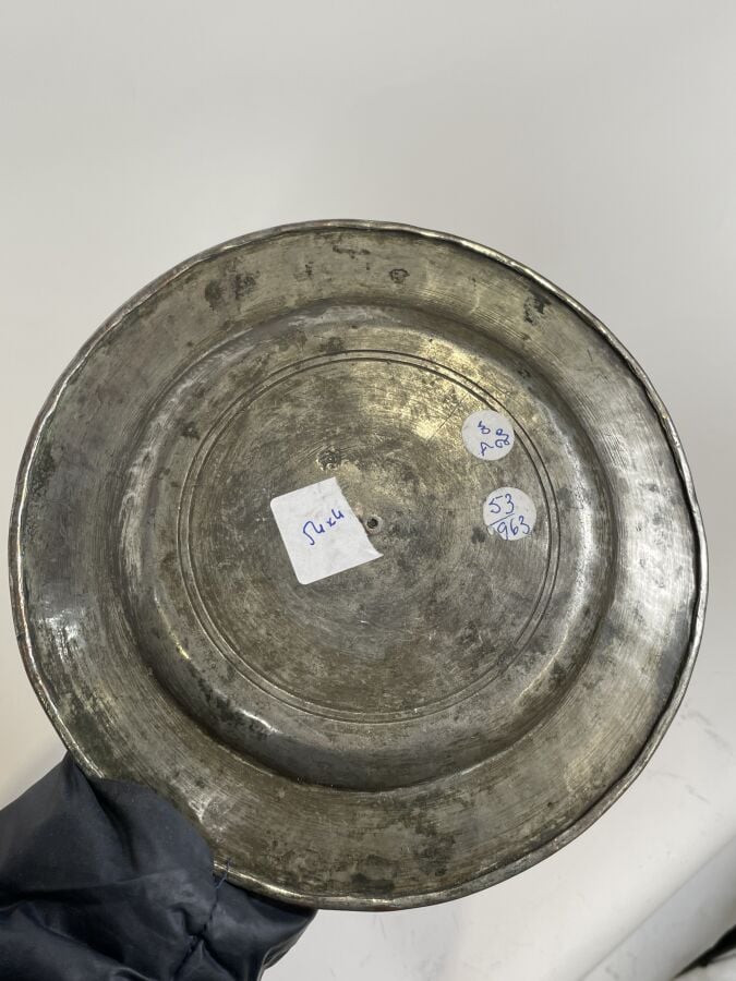 Lot de 3 plateaux en cuivre à décor gravé de fleurs et un vase en laiton à déco…