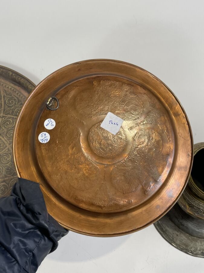 Lot de 3 plateaux en cuivre à décor gravé de fleurs et un vase en laiton à déco…