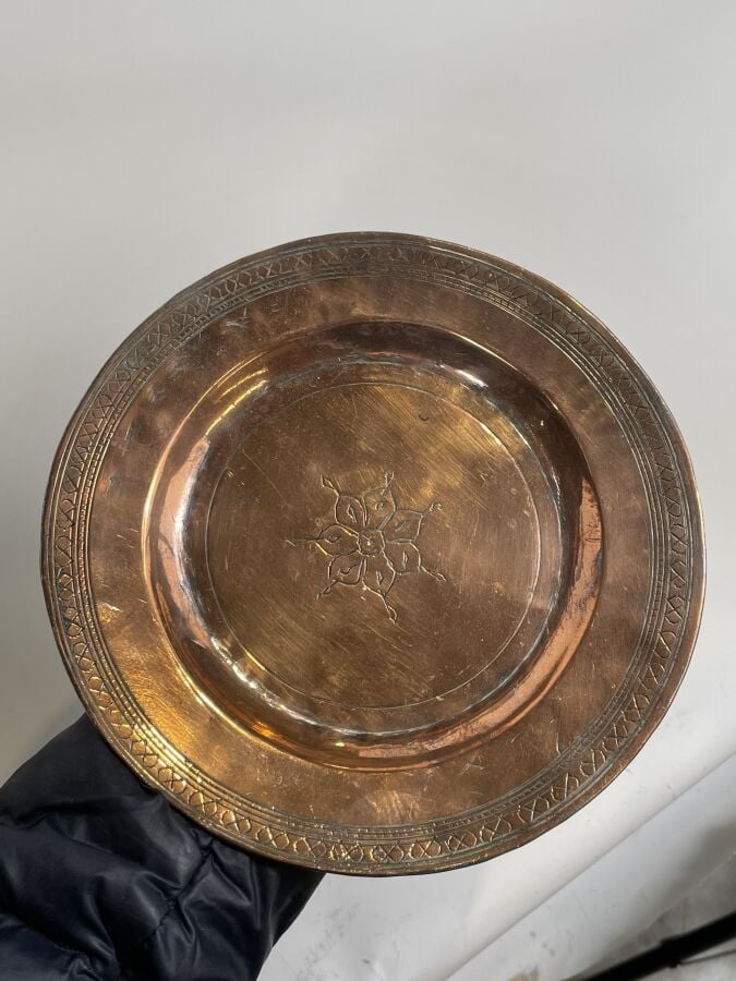 Lot de 3 plateaux en cuivre à décor gravé de fleurs et un vase en laiton à déco…