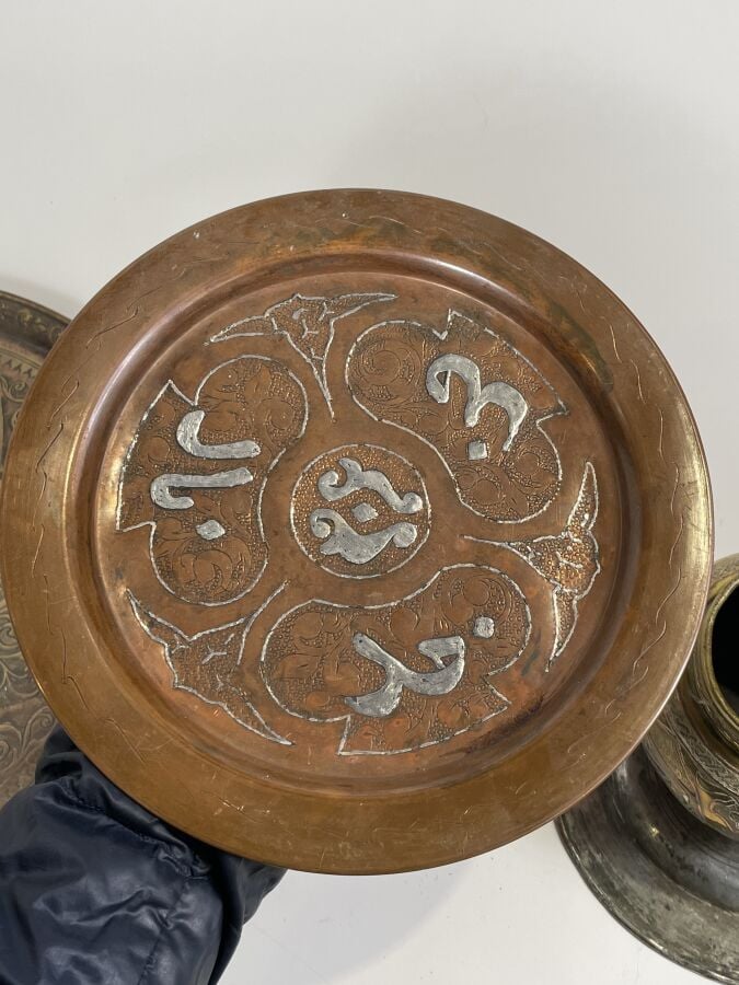 Lot de 3 plateaux en cuivre à décor gravé de fleurs et un vase en laiton à déco…