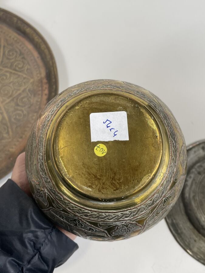 Lot de 3 plateaux en cuivre à décor gravé de fleurs et un vase en laiton à déco…