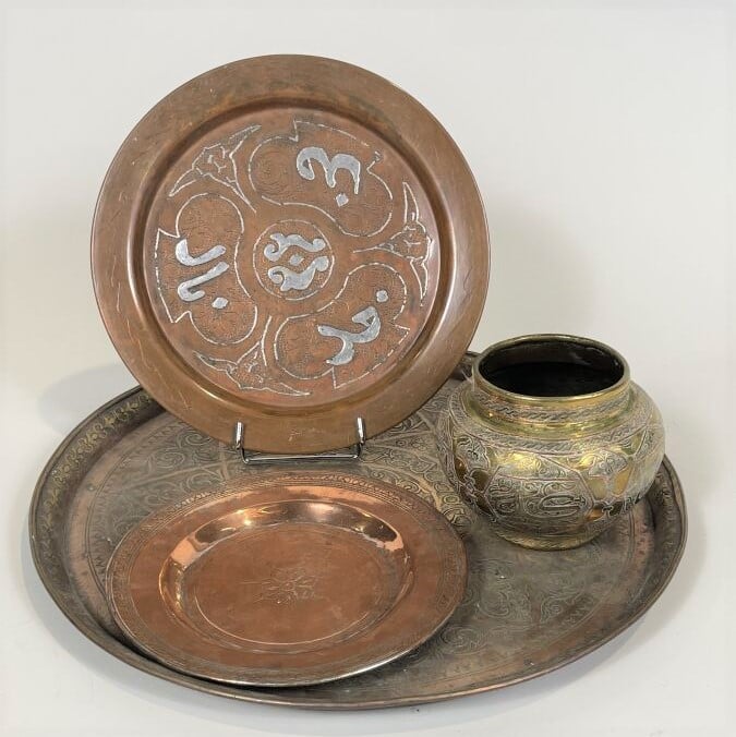 Lot de 3 plateaux en cuivre à décor gravé de fleurs et un vase en laiton à déco…