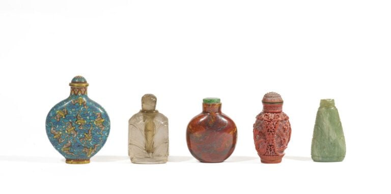 Lot de 8 tabatières en pierre dure et deux tabatières en cloisonné - (8 cm pour…