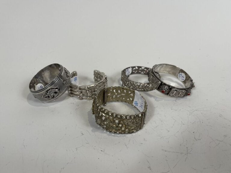 Lot de cinq bracelets , certains incrustés de pierres dures, strass - Afrique d…