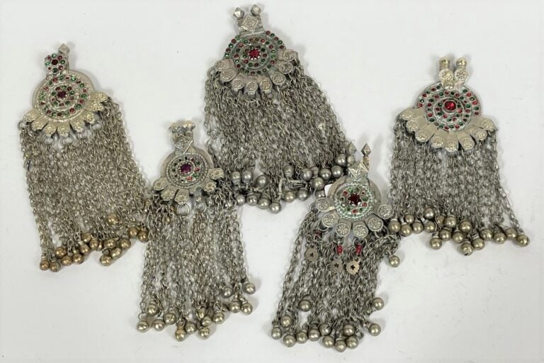Lot de cinq éléments de collier de forme circulaire, incrustés de verre, pampil…