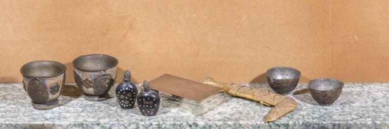 Lot de coupelles, poignard oriental, timbale, taste-vin, tabatière, coquillage,…
