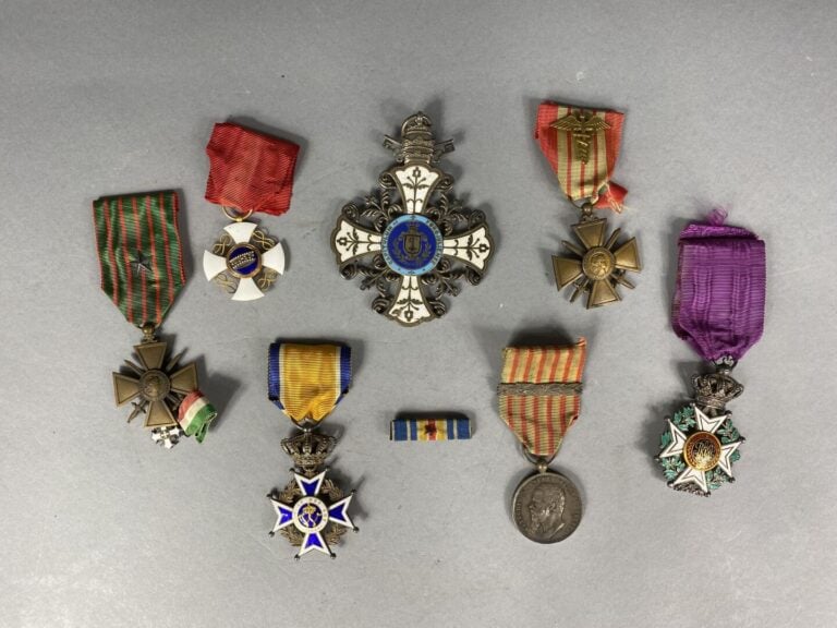 Lot de croix de guerre et décoration encadré sous verre