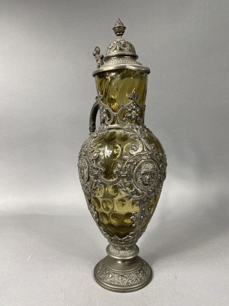 Lot de deux aiguières, monture en étain dans le style néo Renaissance et un mir…