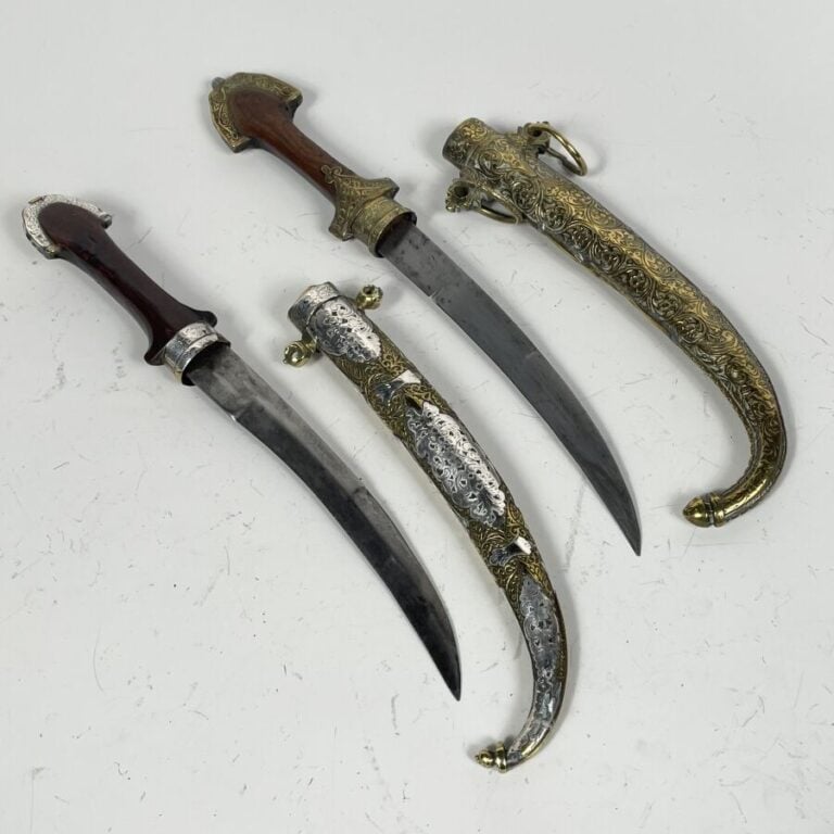 Lot de deux koummiyas - Acier, argent bas-titre, laiton et bois - Maroc XXème -…