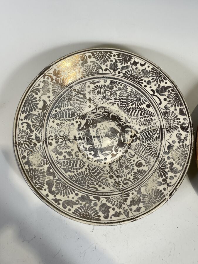 Lot de deux plats :un plat en céramique à lustre gris et décor d'animaux et feu…