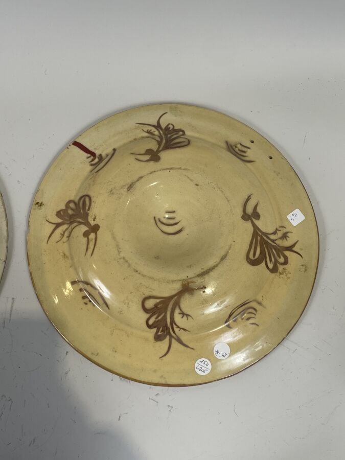 Lot de deux plats :un plat en céramique à lustre gris et décor d'animaux et feu…