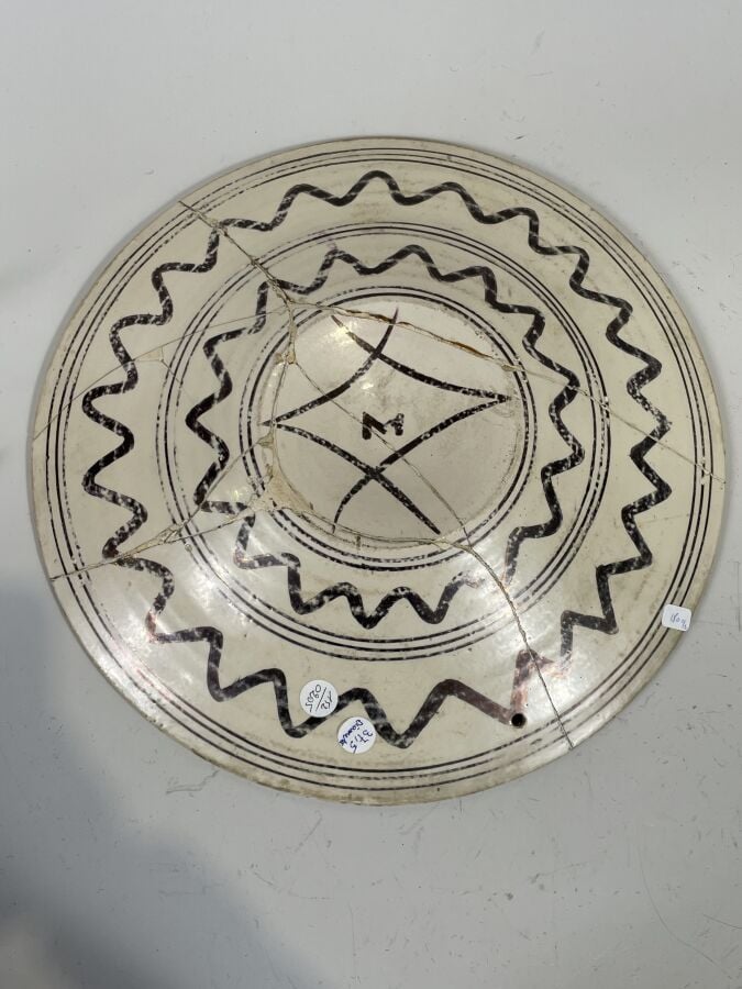 Lot de deux plats :un plat en céramique à lustre gris et décor d'animaux et feu…