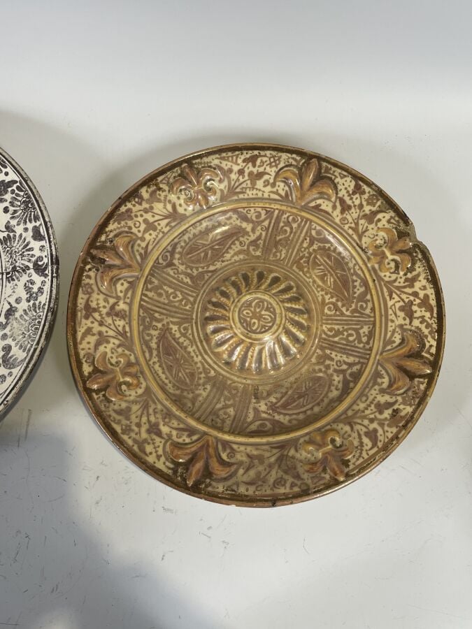 Lot de deux plats :un plat en céramique à lustre gris et décor d'animaux et feu…