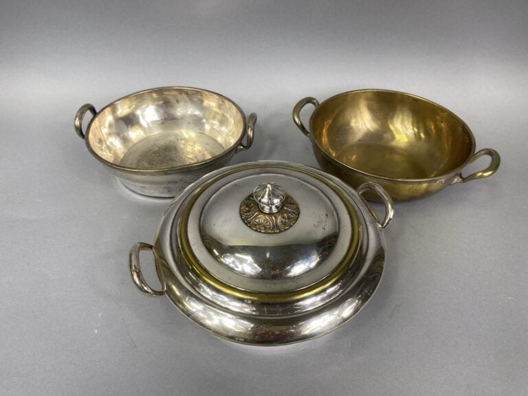 Lot de métal argenté divers comprenant des pièces de forme, plats, bouillon, ra…