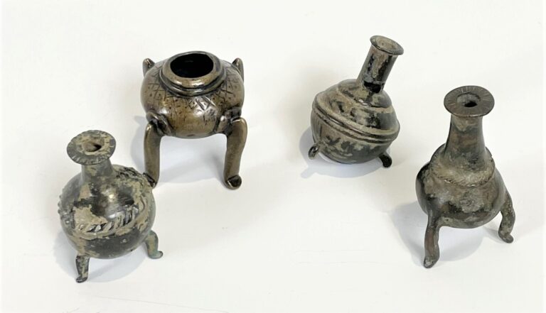 Lot de quatre petits vases tripodes ou quadripodes en bronze patiné - Hauteur :…
