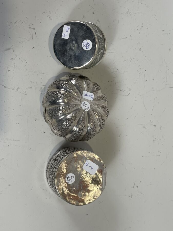 Lot de trois boîtes en argent bas-titre une circulaire à motifs repoussés de mo…