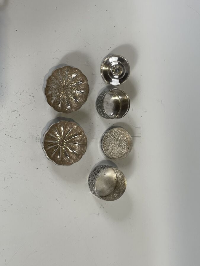 Lot de trois boîtes en argent bas-titre une circulaire à motifs repoussés de mo…