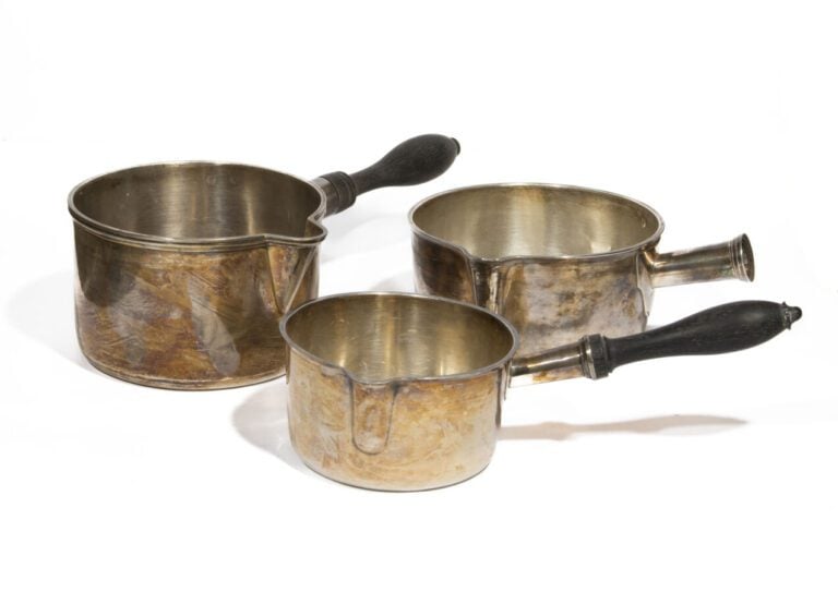 Lot de trois casseroles en argent. Poinçon Minerve - 8 x 28 cm (manque un manch…