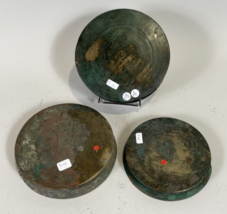 Lot de trois coupelles seldjoukides en bronze à motifs calligraphiques ou anima…