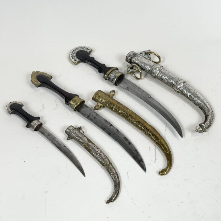 Lot de trois koummiyas - Acier, argent bas titre, laiton et bois - Maroc, XIXèm…