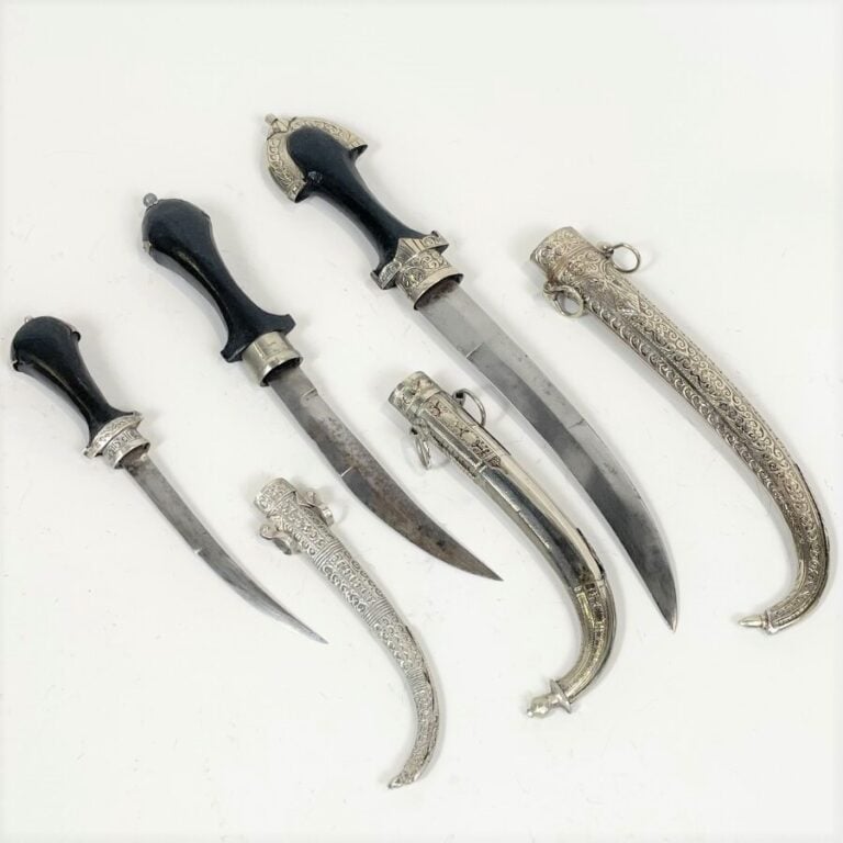 Lot de trois koummiyas - Acier, argent bas-titre, laiton et bois - Maroc XXème…