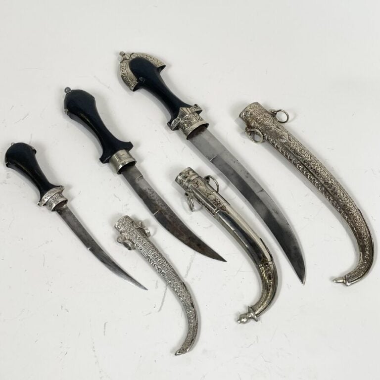 Lot de trois koummiyas - Acier, argent bas-titre, laiton et bois - Maroc XXème…