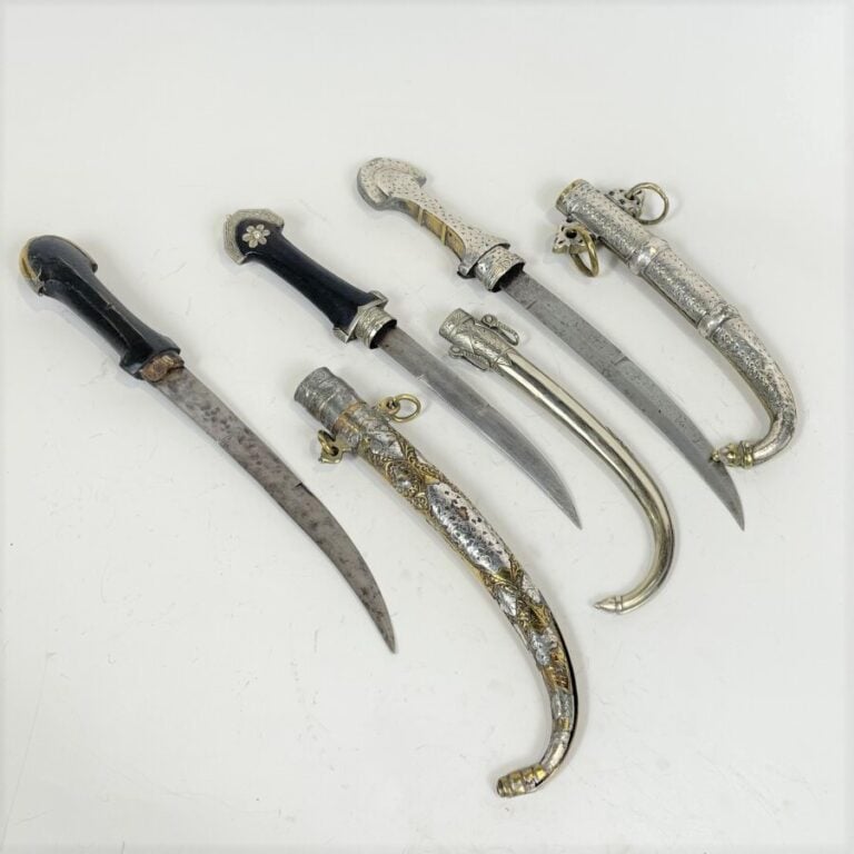 Lot de trois koummiyas - Acier, argent bas-titre, laiton et bois - Maroc XXème…