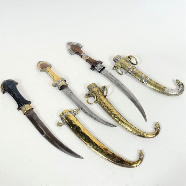 Lot de trois koummiyas - Acier, argent bas-titre, laiton et bois - Maroc XXème…