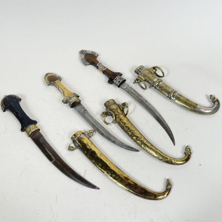 Lot de trois koummiyas - Acier, argent bas-titre, laiton et bois - Maroc XXème…