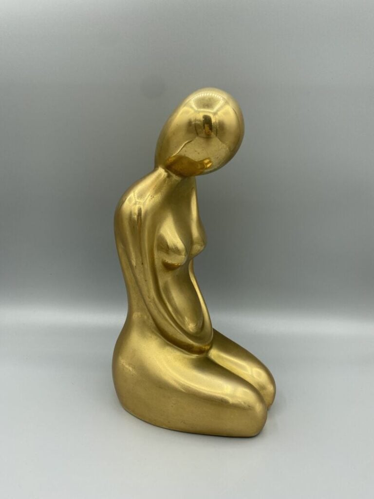 Louis TANARI (1940) - Sculpture en bronze poli représentant une femme agenouill…