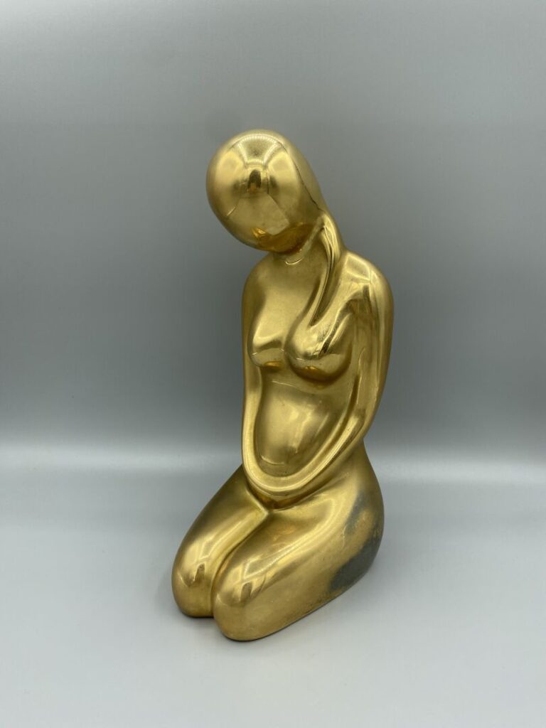 Louis TANARI (1940) - Sculpture en bronze poli représentant une femme agenouill…