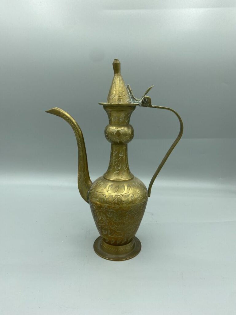 Mannette comprenant : lampes à pétrole, pipe à opium, verseuses, sujet en bois…