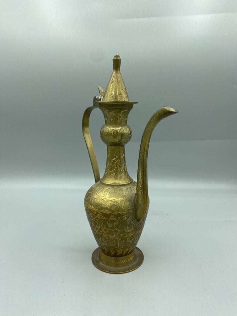 Mannette comprenant : lampes à pétrole, pipe à opium, verseuses, sujet en bois…