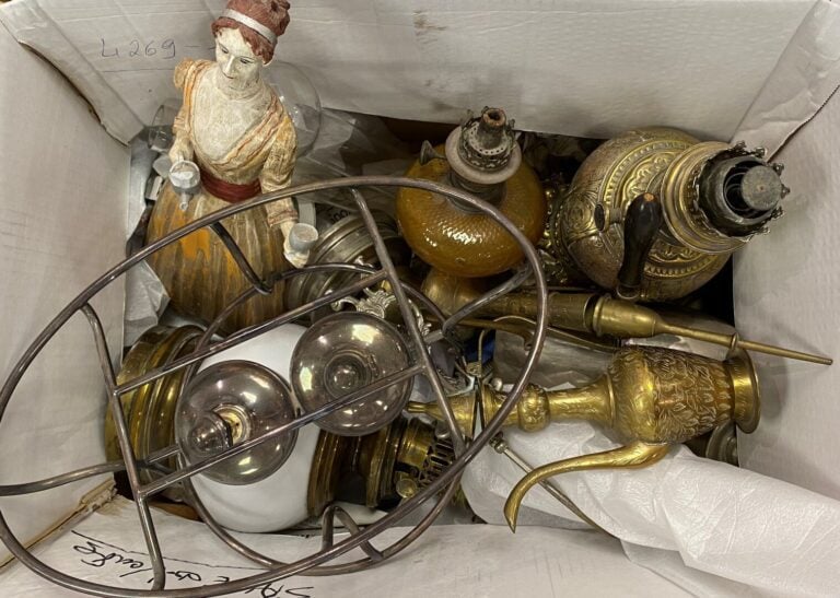 Mannette comprenant : lampes à pétrole, pipe à opium, verseuses, sujet en bois…
