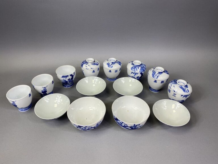 Mannette de céramiques asiatiques comprenant des bols bleu blanc, partie de ser…