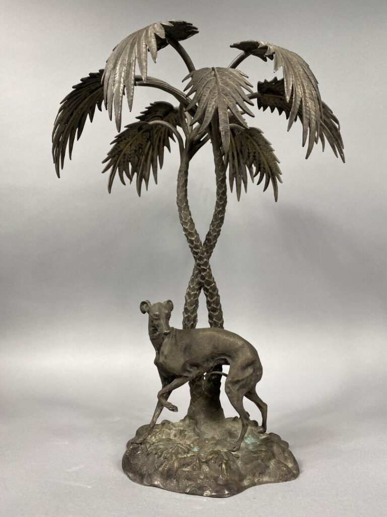 MAPPIN & WEBB - Centre de table en bronze représentant un lévrier sous un palmi…