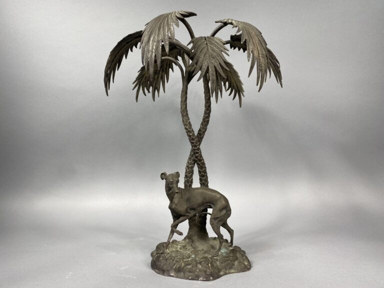 MAPPIN & WEBB - Centre de table en bronze représentant un lévrier sous un palmi…