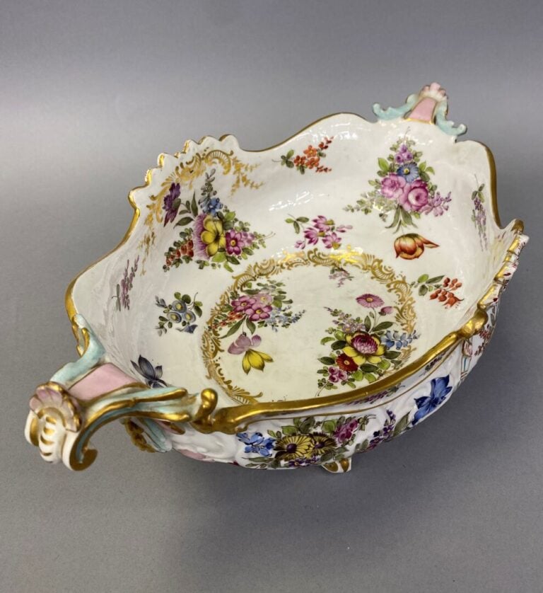 MEISSEN - Coupe de forme mouvementée en porcelaine polychrome à motifs floraux…