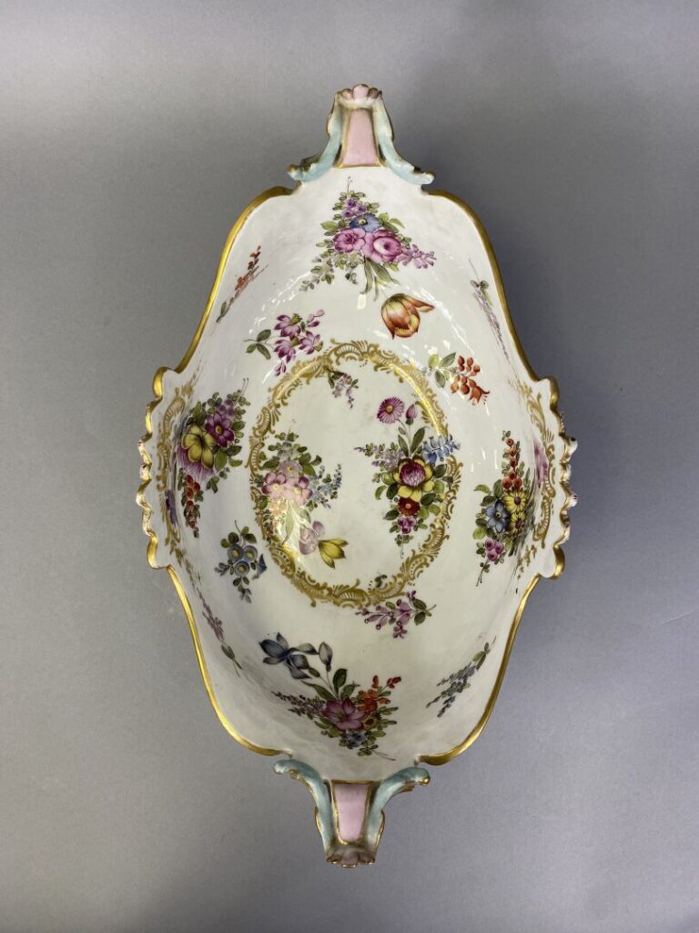 MEISSEN - Coupe de forme mouvementée en porcelaine polychrome à motifs floraux…