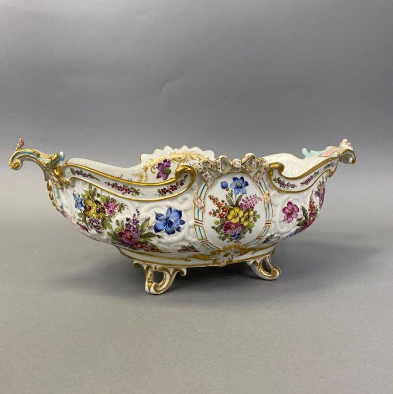 MEISSEN - Coupe de forme mouvementée en porcelaine polychrome à motifs floraux…