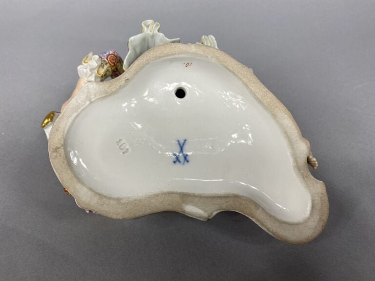 MEISSEN - Paire de salières en porcelaine émaillée polychrome formant pendant f…