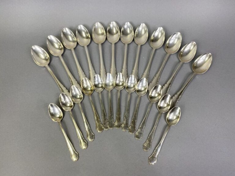 Ménagère en argent (915) modèle filet feuillagé comprenant : - - 12 couverts de…
