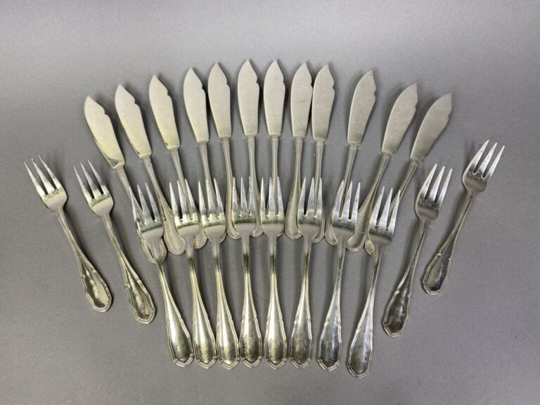 Ménagère en argent (915) modèle filet feuillagé comprenant : - - 12 couverts de…