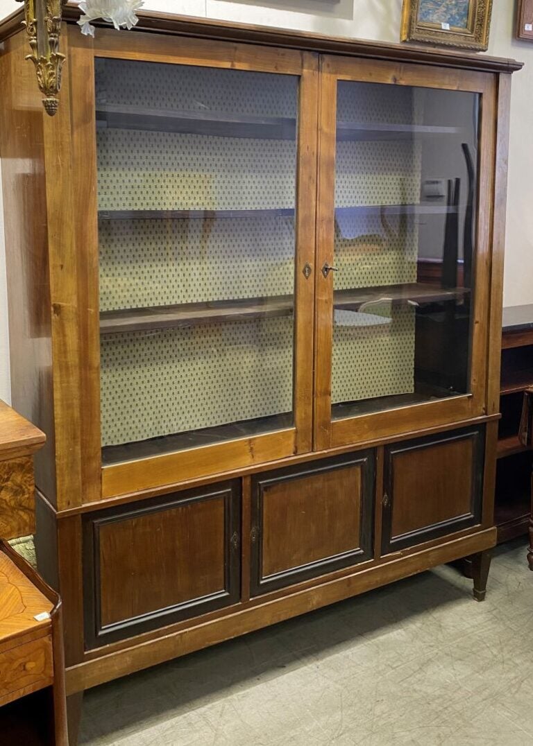 Meuble formant vitrine en bois de placage ouvrant à deux portes vitrées en part…