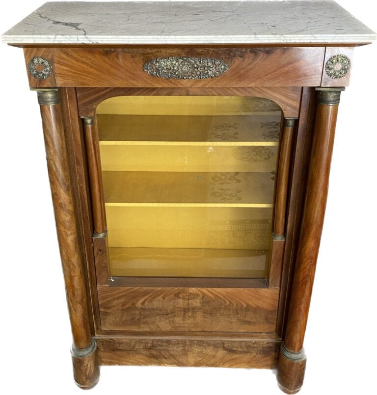 Meuble formant vitrine ouvrant à une porte encadrée de montants à colonnes déta…