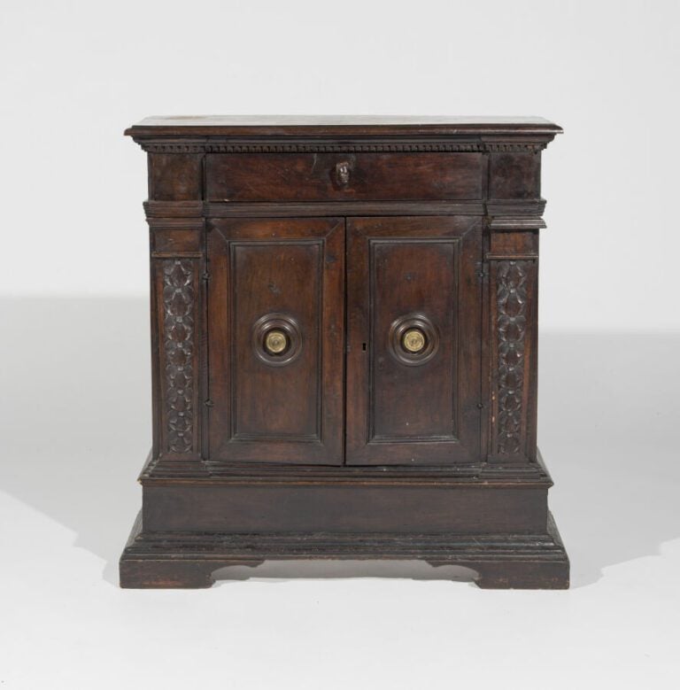 Meuble hauteur d'appui en bois naturel à un tiroir et deux vantaux à décor scul…